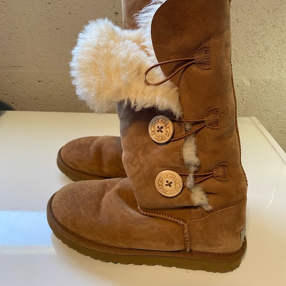 Size 7 women’s UGG boots. Barely wore - Picture 1 of 2